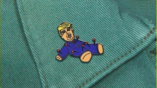 Pin de una campaña en contra del candidato republicano, Donald Trump