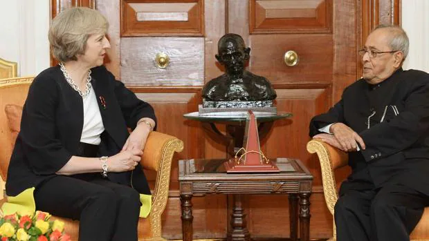 May conversa con el presidente Pranab Mukherjee durante su reciente visita oficial a la India