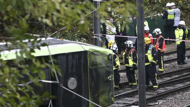Al menos siete muertos y 51 heridos al descarrilar un tranvía en el sur de Londres
