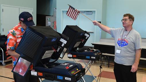 Un trabajador dirige a los votantes en un colegio de Las Vegas el pasado día 8