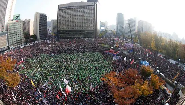 Histórica manifestación en Corea del Sur para exigir la dimisión de la presidenta del país