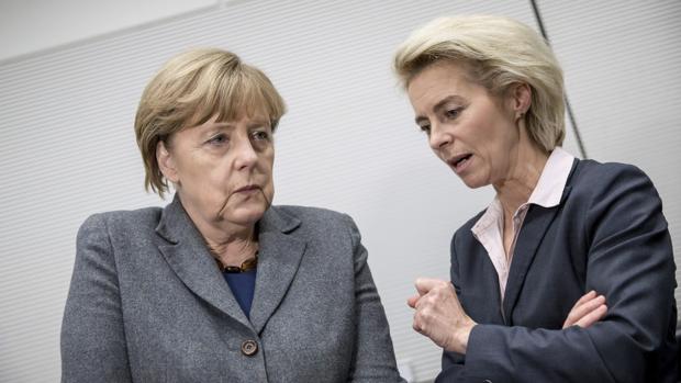 La ministra de Defensa alemana Von der Leyen con la canciller Merkel