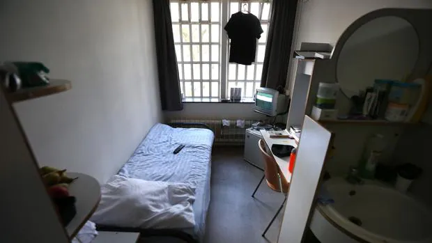 Interior de una celda en la prisión de Norgerhaven en Veenhuizen, Países Bajos