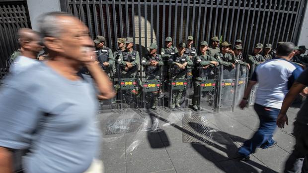 La Guardia Nacional protege el Ministerio de Transportes en Caracas