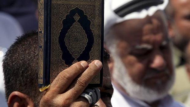 Un partidario de Hamás sostiene un ejemplar del Corán