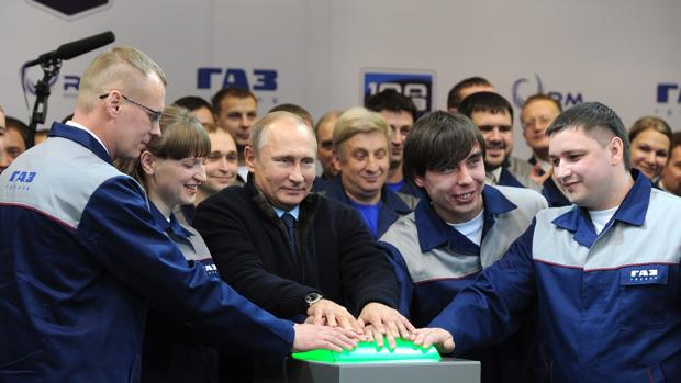 Putin, rodeado de trabajadores en una reciente visita a una fábrica en Yaroslavl
