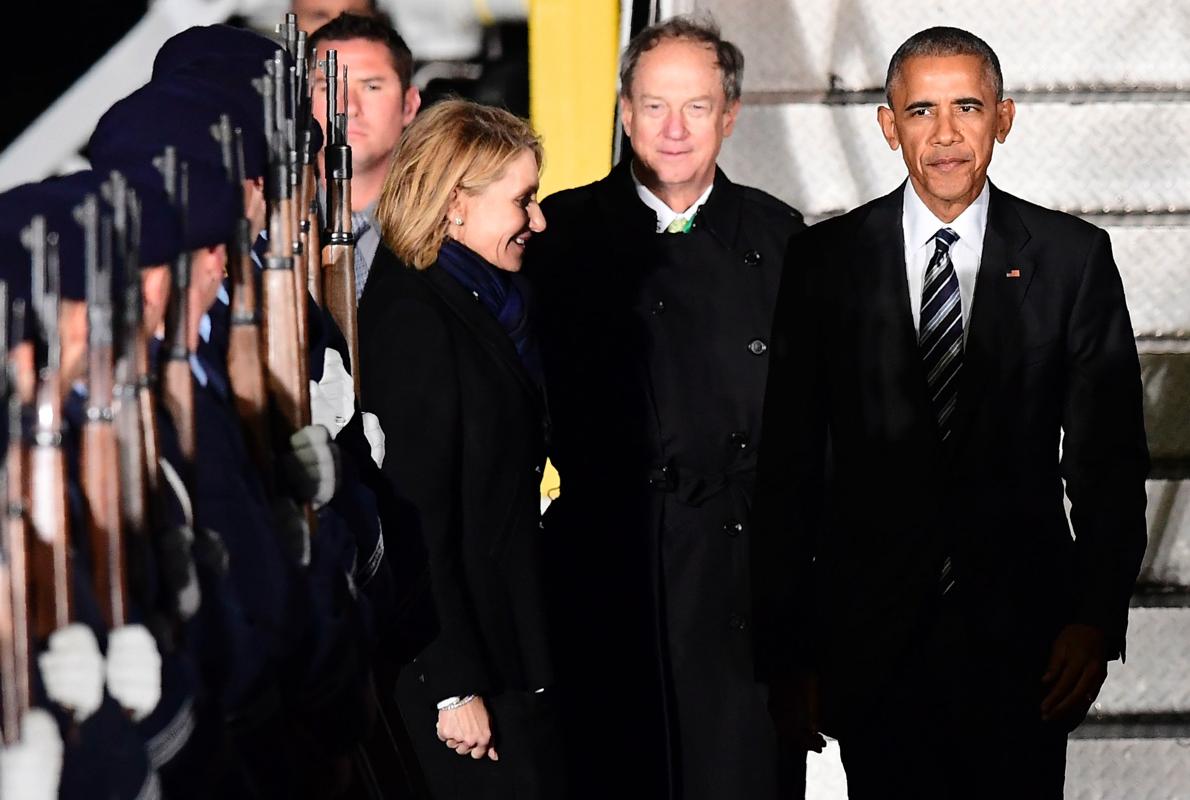 Barack Obama es recibido, a su llegada a Berlín, por John B Emerson, embajador de EEUU en Alemania,y su mujer Kimberly