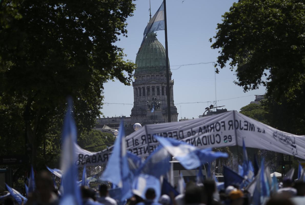 Miles de argentinos participan de una concentración en la plaza del Congreso argentino hoy