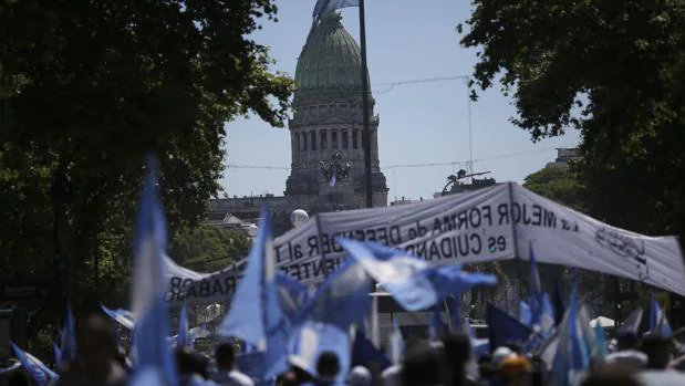 Miles de argentinos participan de una concentración en la plaza del Congreso argentino hoy
