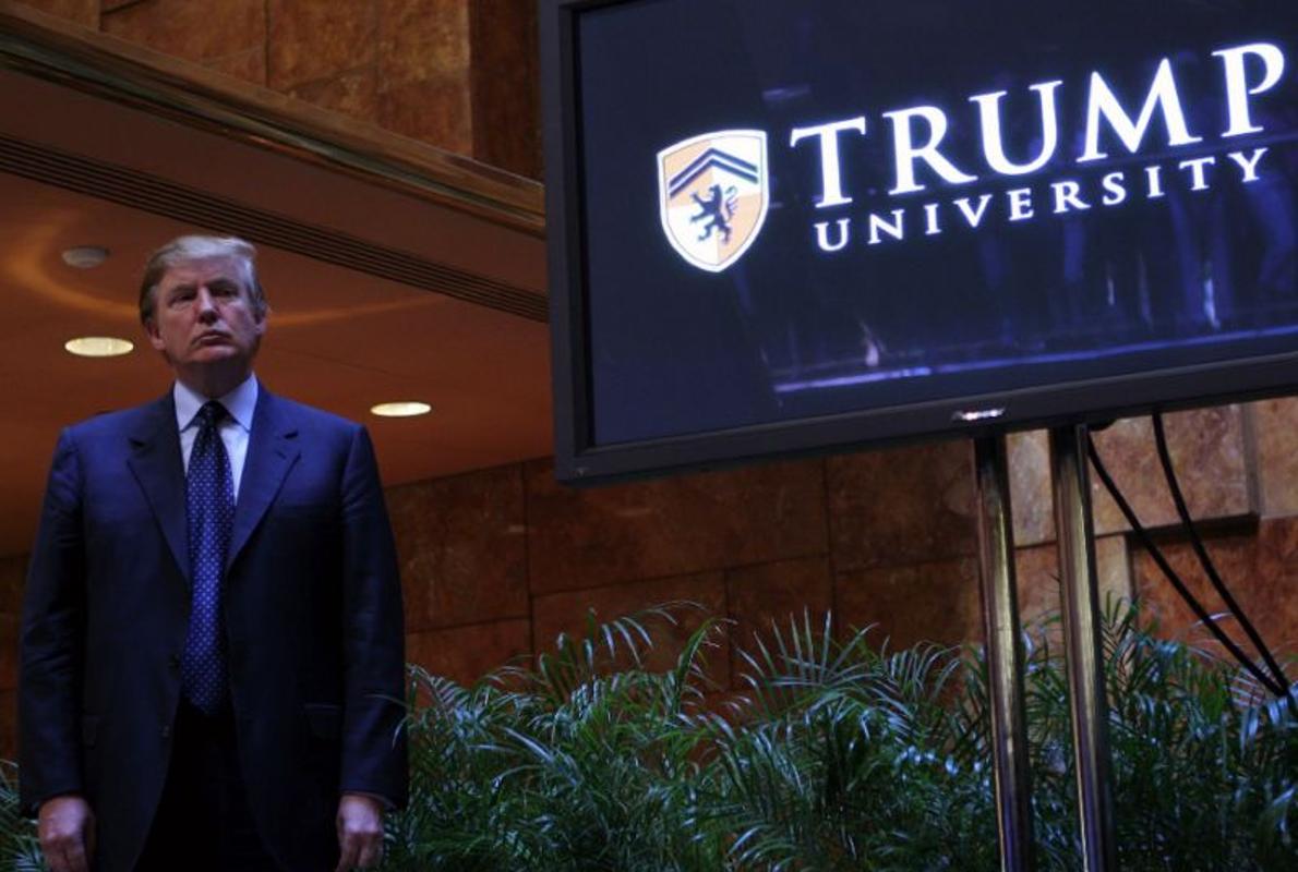 Trump, junto a un cartel anunciado su universidad