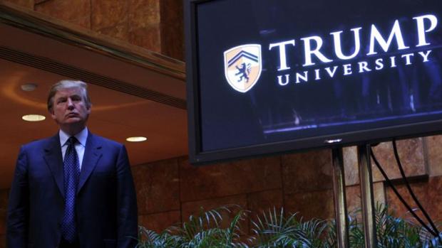 Trump, junto a un cartel anunciado su universidad
