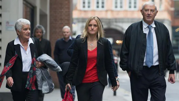 Los padres y la hermana de Jo Cox, la diputada laborista asesinada durante la campaña del Brexit, a su llegada el pasado martes al tribunal de Old Bailey, en Londres