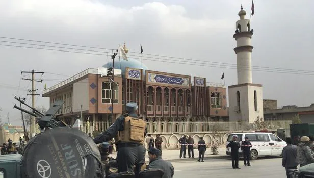 Agentes de seguridad hacen guardia ante la mezquita chií Baqir-ul-Olom, en Kabul, que ha sufrido un atentado este lunes