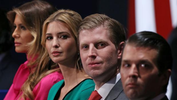 De izq. a decha, la mujer de Trump, Melania, y tres de los hijos del presidente electo, Ivanka, Eric y Donald