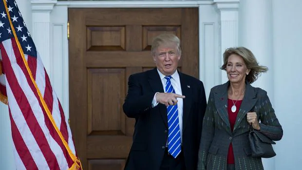 Donald Trump y Betsy DeVos, en una imagen del pasado 19 de noviembre