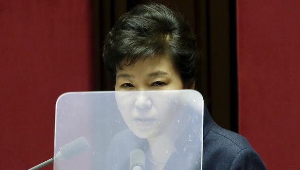 La presidenta surcoreana Park Geun-hye interviene en un pleno del Parlamento, el pasado febrero en Seúl