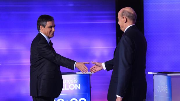 Fillon y Juppé se saludan antes del decisivo debate de la derecha francesa