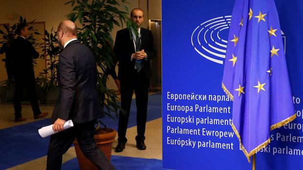 El presidente del Parlamento Europeo Martin Schulz abandona una rueda de prensa en Bruselas