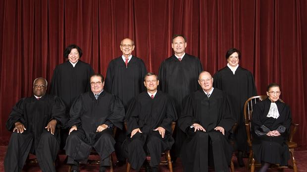 Los nueve jueces del Tribunal Supremo; el tercero por la izquierda, Antonin Scalia, ha fallecido, y su sucesor será nombrado por Trump