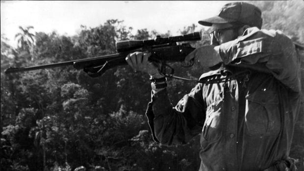 Fidel Castro apunta a un jabalí con su fusil de mira telescópica en Sierra Maestra