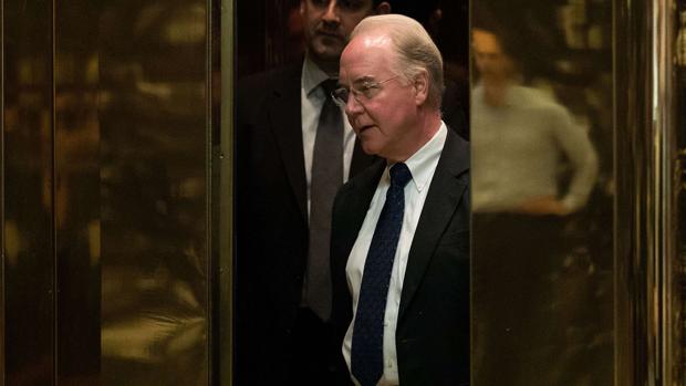 Tom Price durante una visita al presidente electo en la Torre Trump