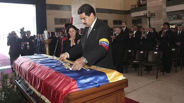Nicolás Maduro entrega a Hugo Chávez la espada de Simón Bolívar durante el funeral