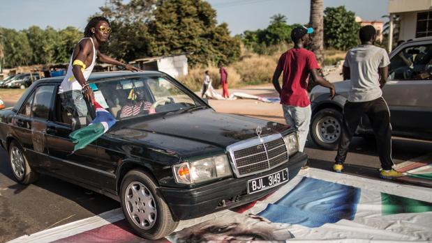 Jóvenes gambianos celebran la derrota de Yahya Jammeh