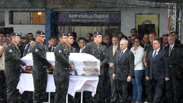 Silencio y lluvia para recibir sobre el césped a las víctimas de Chapecó