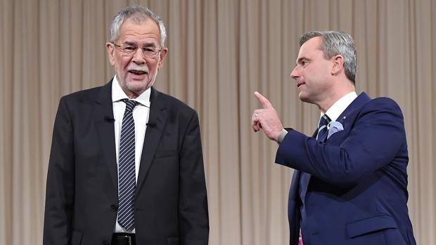 Los candidatos a las presidenciales de este domingo en Austria: el ecologista Alexander Van der Bellen (i) y el derechista Norbert Hofer, poco antes de comenzar un debate electoral elevisivo en Viena