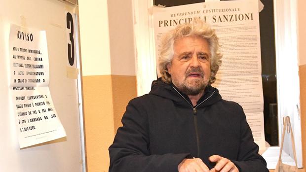 Beppe Grillo reclama que los italianos «deben votar lo antes posible» tras la dimisión de Renzi