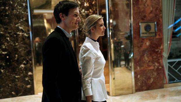Ivanka Trump (dcha) junto a su marido, Jared Kushner