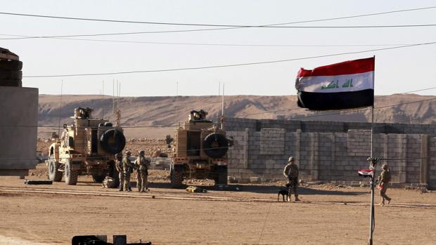 Soldados iraquíes toman posiciones durante los enfrentamientos con mimebros del Estado Islámico (EI) en el distrito de Al Salam, al sureste de Mosul