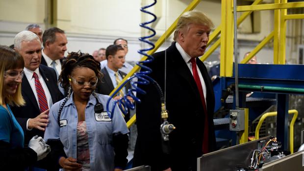 Donald Trump y Mike Pence visitaron una fábrica de Carrier, en Indianápolis, el pasado 1 de diciembre