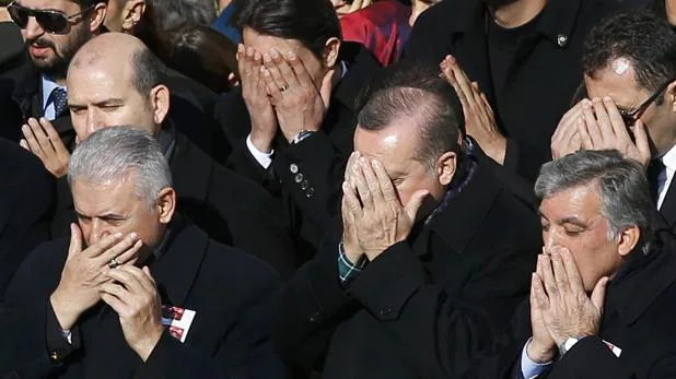 El Primer Ministro Yildirim, el Presidente Erdogan y el anterior Presidente Gul rezan en el funeral celebrado esta mañana en Estambul