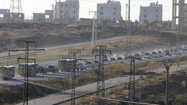 Varios autobuses abandonan Alepo con combatientes y civiles evacuados