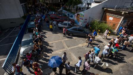 Un grupo de personas hace cola en las inmediaciones del Banco Central de Venezuela, este viernes en Caracas