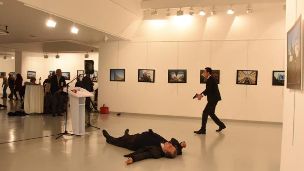 Detienen al padre, madre y hermana del asesino del embajador ruso en Turquía