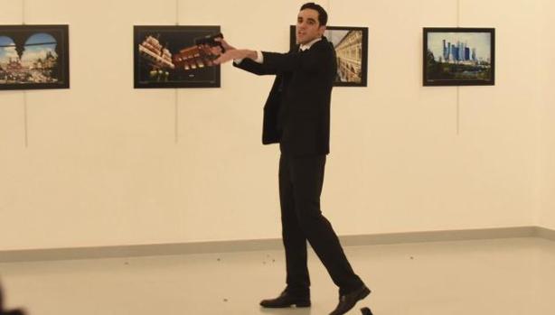 El autor del asesinato del embajador ruso en Ankara fingió estar enfermo en el trabajo el día del ataque