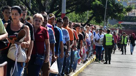 Venezolanos en fila para cruzar el puente internacional Simón Bolívar international desde San Antonio del Táchira