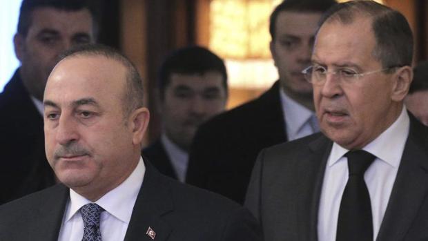 El ministro de Asuntos Exteriores de Rusia, Sergéy Lavrov, y su homólogo turco, Mevlüt Cavusoglu, durante su reunión bilateral en Moscú