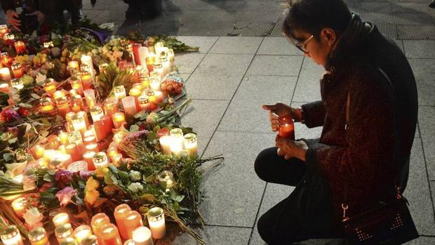 Un hombre deja una vela en el lugar del atentado en Berlín