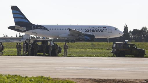 Tropas maltesas vigilan el avión secuestrado