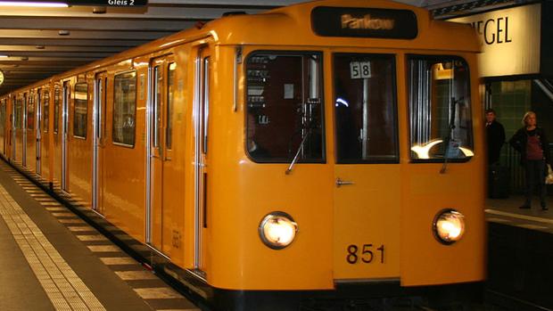 Tratan de prender fuego a un indigente en una estación de metro de Berlín