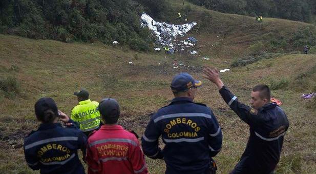 El avión del Chapecoense tenía combustible limitado y exceso de peso