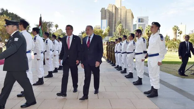 El ministro de Defensa israelí, Avigdor Lieberman (c-dcha), durante la ceremonia de bienvenida ofrecida al secretario de Defensa estadounidense, Ashton Carter (c-izq), en la sede del Ministerio en Tel Aviv (Israel) el pasado 12 de diciembre