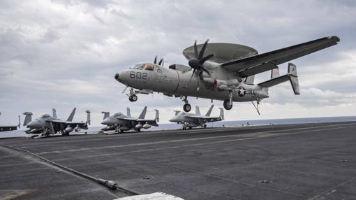 Avión de alerta temprana E-2C «Hawkeye», con su radar circular presente