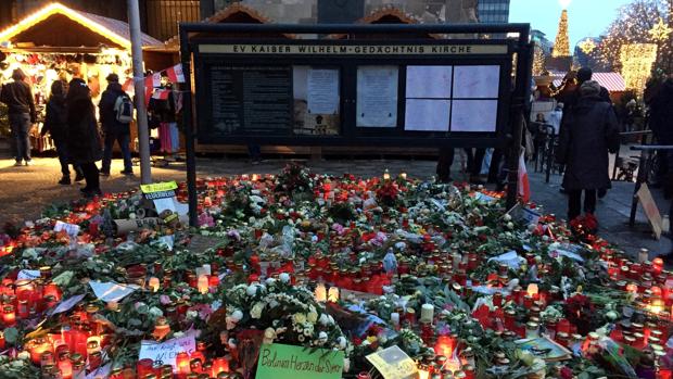 Velas y flores en Berlín por las personas que murieron en el atentado