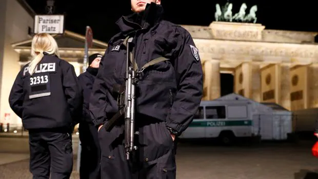 Agentes de la Policía alemana vigila frente a la Puesrta de Brandemburgo este martes , una semana después del atentado deBerlín y cuatro días antes de la celebración de Fin de Año