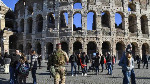 Soldados patrullan junto al Coliseo de Roma en vísperas de Nochevieja