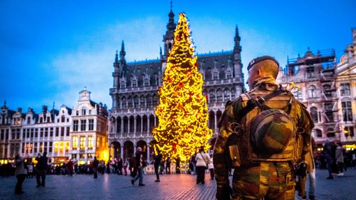 Un militar en alerta en la Grand-Place, de Bruselas